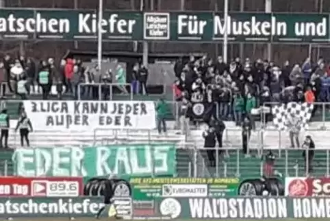 Fans des FC Homburg wenden sich mit Transparenten gegen den Vorsitzenden Herbert Eder.