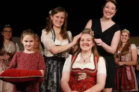 Die neue Mußbacher Weinprinzessin Saskia Bähr bekommt von ihrer Amtsvorgängerin Sandra Eder (links) und der Pfälzischen Weinköni