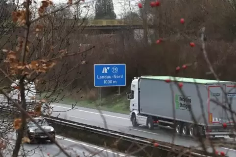 Steht auf der A 65 das Schild „Landau-Nord 1000 Meter“ tatsächlich an richtiger Stelle? Dazu gibt es verschiedene Ansichten. 