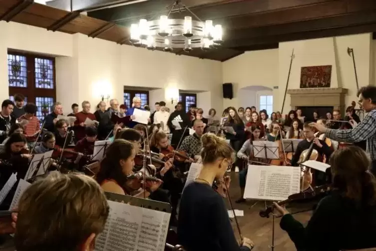 Die vielen Proben – wie hier im Bild in Bacharach – haben sich gelohnt. Chor und Orchester der Waldorfschule Frankenthal boten e