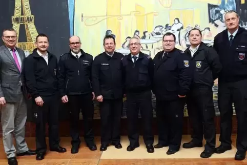 Die neue Führung der Feuerwehr in der VG Nordpfälzer Land mit Bürgermeister Michael Cullmann (links) und dem neuen Wehrleiter Ti
