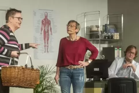 In der Praxis von Dr. Bacchus (Mathias Müller), rechts, treffen sich die Bürgermeisterin Minna Moritz (Konni Zinßmeister) und Pa