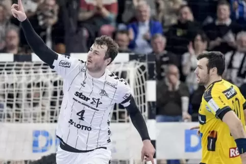  Domagoj Duvnjak (links) feiert einen Treffer neben Gedeon Guardiola.
