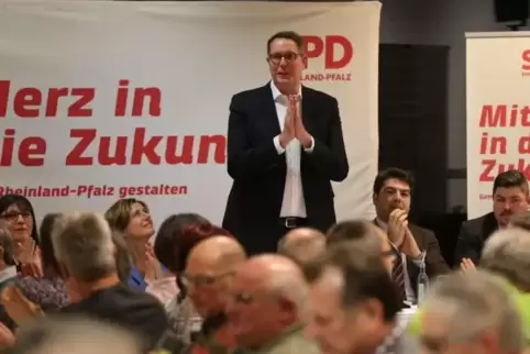 Alexander Schweitzer bedankt sich bei den 89 Delegierten.