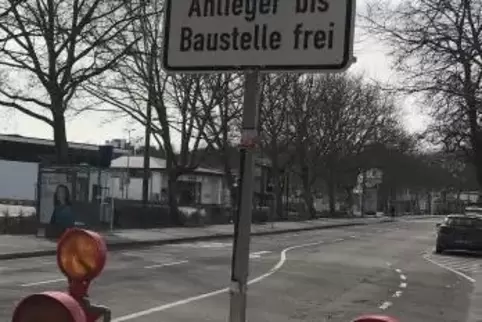 Das irritiert: „Anlieger frei bis Baustelle“ heißt es an der Zufahrt zu den Einkaufsmärkten von der Pfaffstraße aus. 