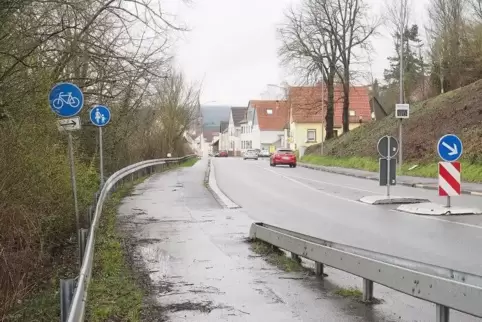 Hier endet der Radweg am Einöder Ortseingang abrupt. Hier endet der Radweg am Einöder Ortseingang abrupt.