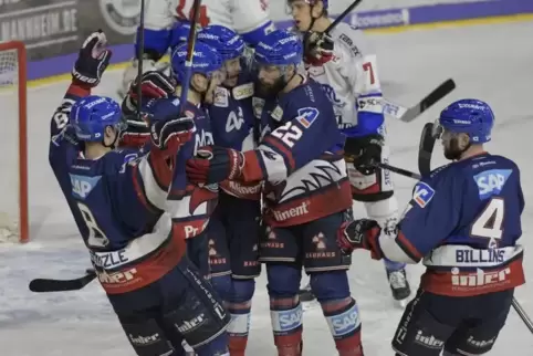 Adler-Jubel nach dem Tor zum 2:0 durch Ben Smith (Zweiter von links).