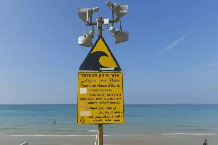 Am Strand von Tel Aviv warnen Schilder vor der Gefahr eines Tsunamis. 