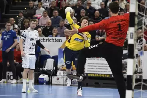 Jerry Tollbring im Duell mit Kiels Torhüter Niklas Landin, der mit seinen Paraden das Spiel mit entschied. 