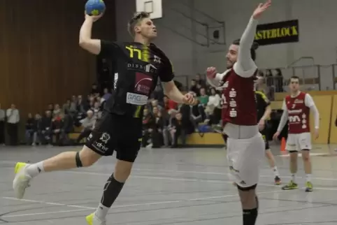 Mundenheims Tim Schmieder beim Torwurf. 