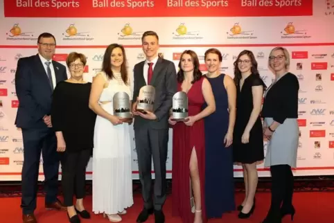 Aller Ehren wert: Speyers Sportler des Jahres (von links mit Pokal) Alicia Bohn, Peter Rudolph sowie Jill Trenz, Barbara Bandel 