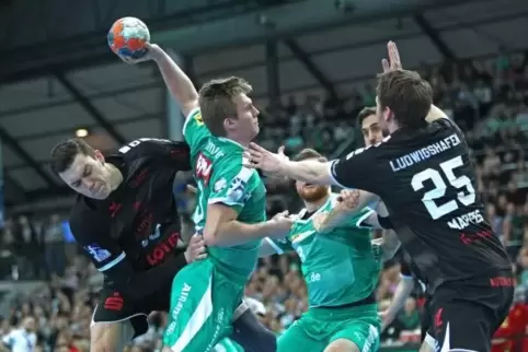 Azat Valiullin (links) und Dominik Mappes versuchen, Nationalspieler Franz Semper zu bremsen.