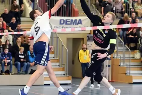 Pfungstadts Angreifer Patrick Thomas (rechts) im Duell mit dem Käfertaler Marcel Stoklasa.