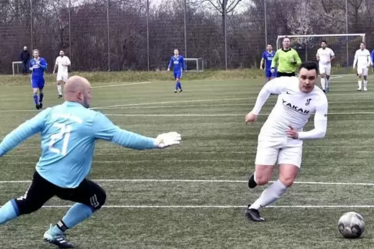 Gleich geht er rein: Winterneuzugang David Michalski (rechts) überwindet SC-Keeper Dennis Stockmann und trifft zum 4:2-Endstand.