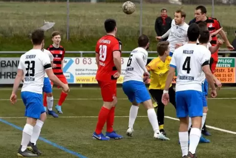 Der Fehrbacher Marcel Schäfer (rechts) gewinnt das Kopfballduell mit Kevin Rose und erzielt das 1:1. Der Hauensteiner Tim Schere