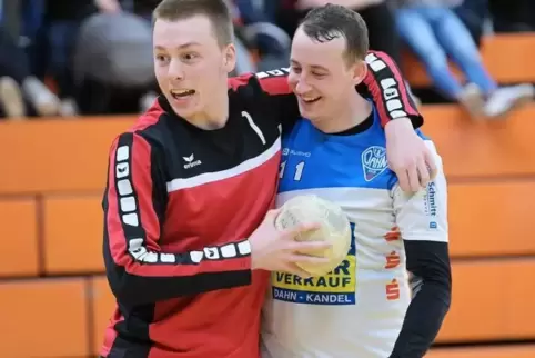 Nach dem Abpfiff beste Freunde: Philipp Käflein (rechts) und Kandels Torhüter Tim Schwinghammer, den er achtmal bezwang.