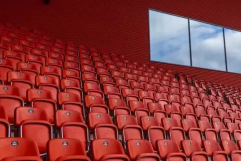 In der Schweiz wurden bereits viele Spiele abgesagt. Die Sitze, wie hier im Fußballstadion de la Maladiere, blieben leer.