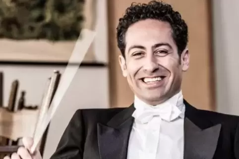 Diesmal ist Nabil Shehata als Dirigent mit der Kammeroper München in der Pirmasenser Festhalle zu erleben. 