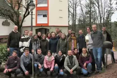 Studenten aus Heidelberg haben sich im Hilschberghaus des PWV Rodalben mit ihren Dozenten Michael Handke (links) und Bertil Mäch