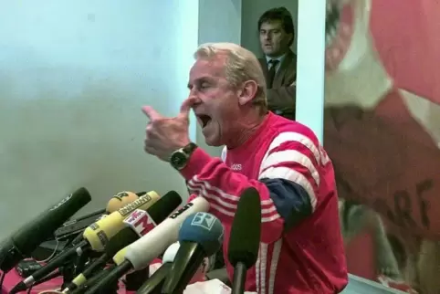 Giovanni Trapattoni bei seiner legendären Wutrede. Und im Hintergrund ahnt Bayern-Mediendirektor Markus Hörwick, das aus dem Rou