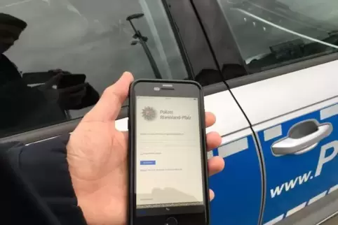 Polizei bekommt Mobiltelefone. 