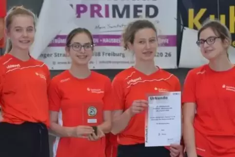 Am Ende als Dritter auf dem Treppchen: die Schülerinnen-Truppe des TV Rieschweiler mit (von links) Sophia Tatács, Eva Dürr, Marl