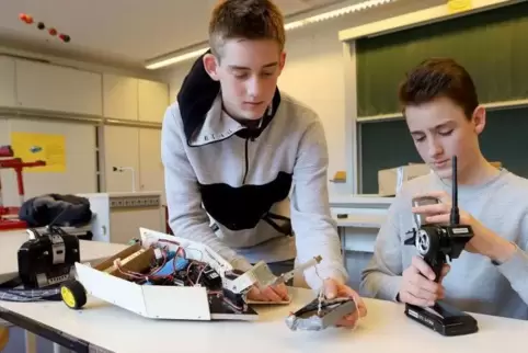 Daniel Grasmehr und Leon Baumgärtner forschen gemeinsam. 