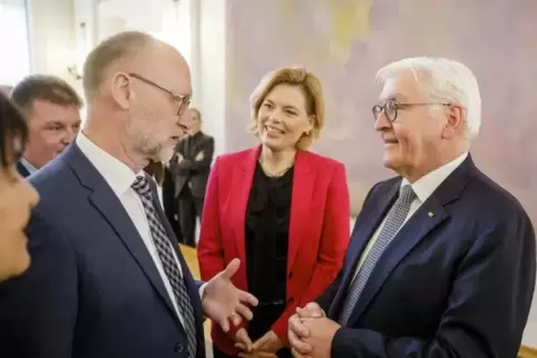 Der Rumbacher Ortsbürgermeister Ralf Weber (links von ihm steht seine Frau Bettina) im Gespräch mit Bundespräsident Frank-Walter