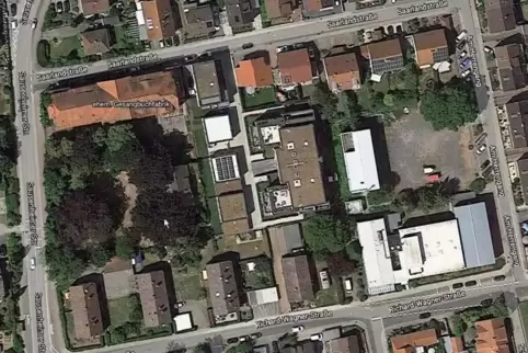 Einen guten Blick auf die Grundstücke bietet die Satellitenaufnahme von Google Maps: Links die frühere Gesangbuchfabrik, wobei d