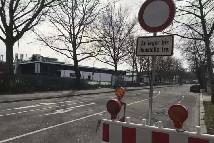 Das irritiert: &bdquo;Anlieger frei bis Baustelle&ldquo; hei&szlig;t es an der Zufahrt zu den Einkaufsm&auml;rkten von der Pfaffstra&szlig;e aus. 