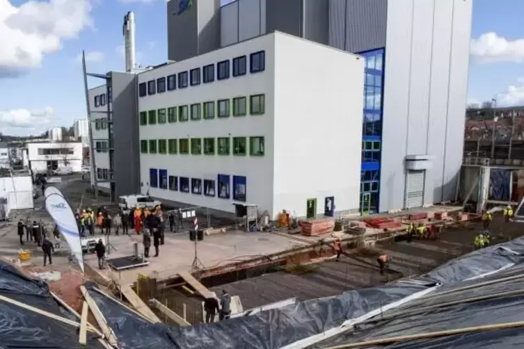 Grundsteinlegung an der Karcherstraße: Der Bau des Umspannwerkes läuft bereits, in die Halle mit dem Kohlekessel kommen die neue
