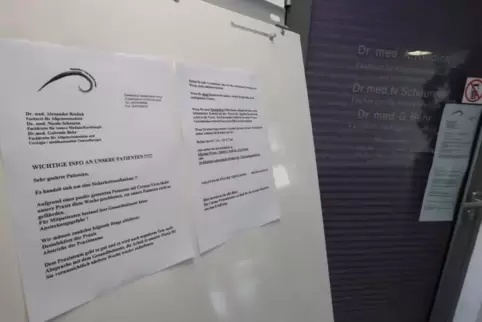 Mit großen Zetteln an einer Stellwand und an der Eingangstür weist die Grünstadter Arztpraxis auf eine einwöchige Schließung auf