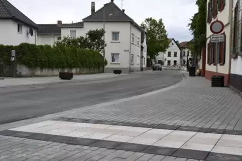 Fahrbahn und Bürgersteige in der Laumersheimer Hauptstraße wurden 2018 und 2019 neu gemacht. Eine endgültige Kostenabrechnung li