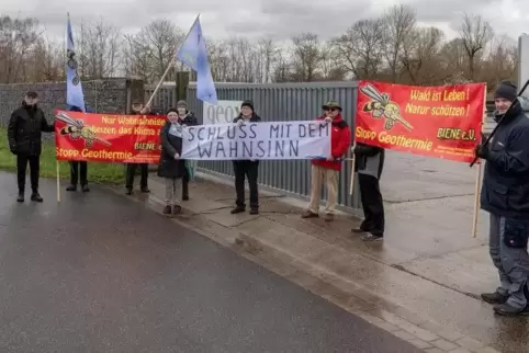 Demonstranten am Freitag vor dem Geothermiekraftwerk in Landau.
