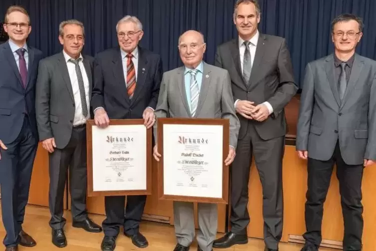 Die neuen Ehrenbürger Gerhard Salm (Dritter von links) und Rudolf Tischer (Vierter von links) mit (von links) Ortsbürgermeister 