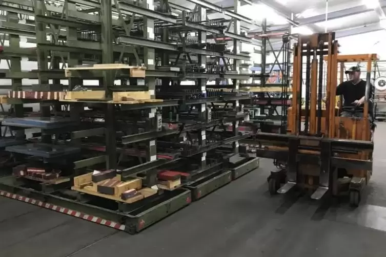 F&uuml;r den Autozulieferer Adient lagert die RBG Stahl ein. Dieser wird bei Bedarf ins benachbarte Werk gebracht.