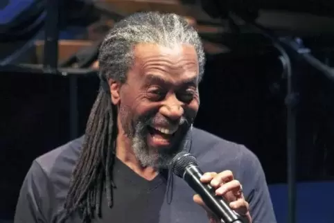 Bobby McFerrin verbreitet gute Laune und lässt bei Konzerten schon mal das Publikum mit auf die Bühne – wie unseren Autor.