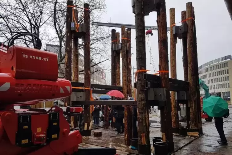 Eine von aktuell vier entstehenden Holzst&uuml;tzkonstruktionen.