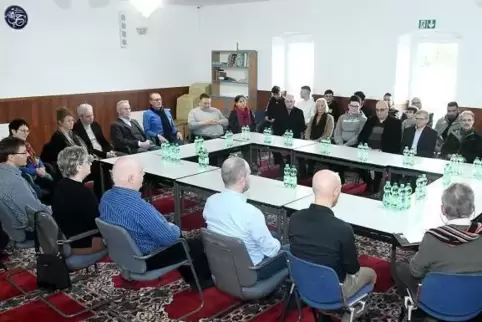 Gemeinsam an einem Tisch: Politiker und Mitglieder der muslimischen Gemeinde.