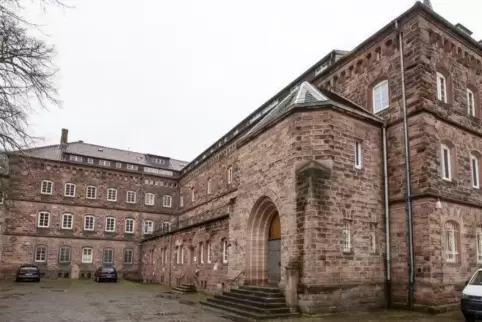 Hier zieht die Internationale Schule Westpfalz ein: Bis August muss das ehemalige Schwesternhaus der Bischof-von-Weis-Stiftung u