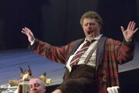 Als trinkfreudiger Raufbold Falstaff hat Bariton Bernd Weikl in Kaiserslautern Glanzvorstellungen geliefert. Diese Szene entstam