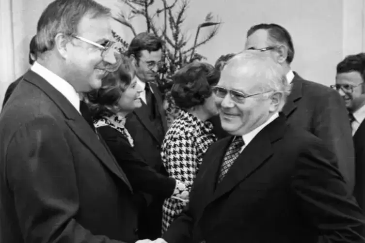 In der Mainzer Staatskanzlei 1976: Helmut Kohl (links) bei seiner Verabschiedung mit Berthold Roland.