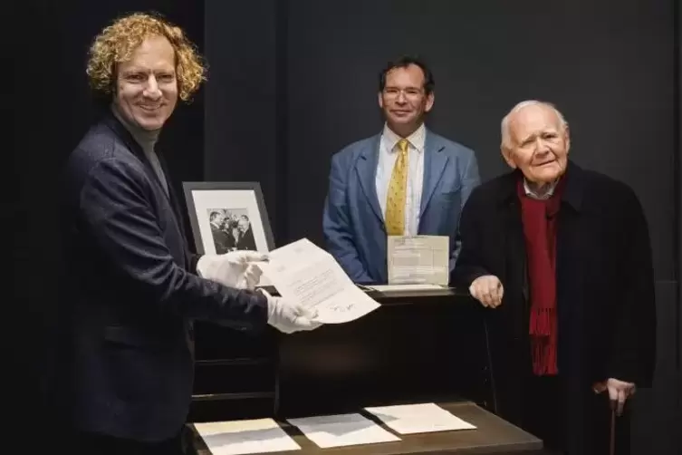 Gestern bei der &Uuml;bergabe der Briefe von Helmut Kohl im Museum in Speyer: von rechts Berthold und Oliver Roland sowie Museumsdire