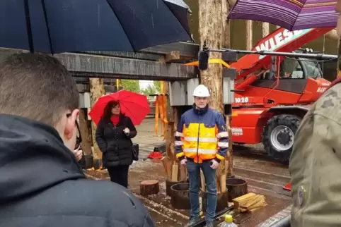 Mit Schirm und Helm: OB Jutta Steinruck und Stefan Feldmann von der Abrissfirma Moß beim Rundgang auf der Hochstraßenbaustelle. 