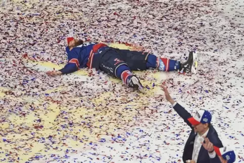 So schön war’s vor einem Jahr in Mannheim, als die Adler den Titelgewinn feierten. In dieser Saison gibt’s keinen Meister.