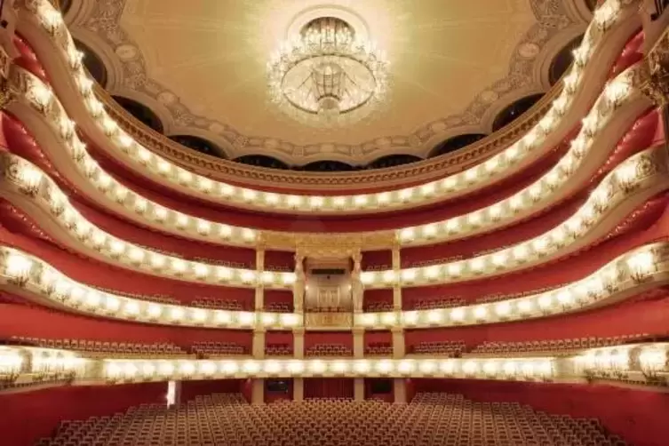 Blick in den Zuschauerraum der Bayerischen Staatsoper in München. In Bayern bleiben die Theater wegen der Corona-Epidemie vorers