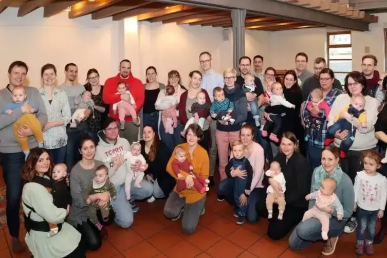 Ein Bürgerhaus voller Babys. Die Gemeinde Altrip hat zum Neugeborenen-Empfang geladen. 