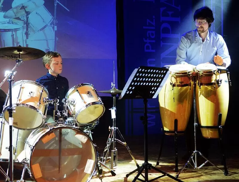 Und die Trommeln klingen für dich: Jakob Glaß und sein Lehrer Markus Spätgens eröffnen den Abend mit einer Schlagzeugperformance