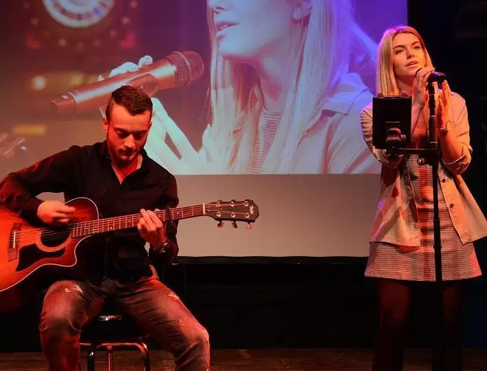 Marc Ebling und Nadine Heil überzeugen das Publikum mit gefühlvollen akustischen Popballaden.
