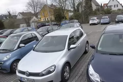 Parkplatz vor der Integrierten Gesamtschule an der Stuhlbruderhofstraße. Darunter soll das neue Regenrückhaltebecken entstehen. 